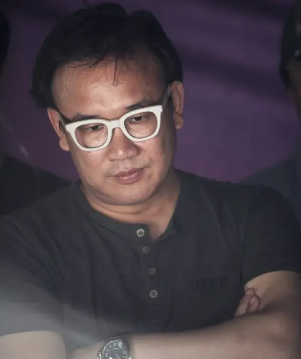 팔짱끼고 진지하게 보는 김성수 감독