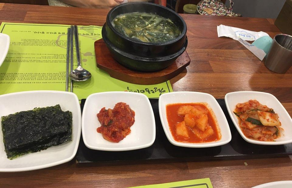 가자미 미역국과 김, 젓갈, 깍두기, 배추김치 기본 반찬