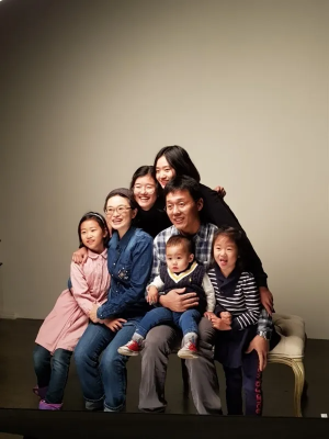 가족 사진 기념일 실내 조명 반사판 따뜻하게 찍기_2