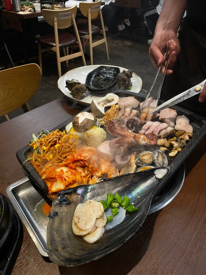 고기와 해물 구워주는 사진