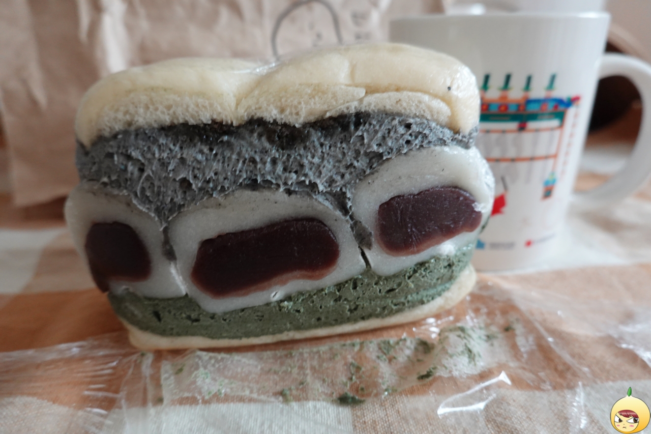 후와후와의 까망쑥떡샌드 단면