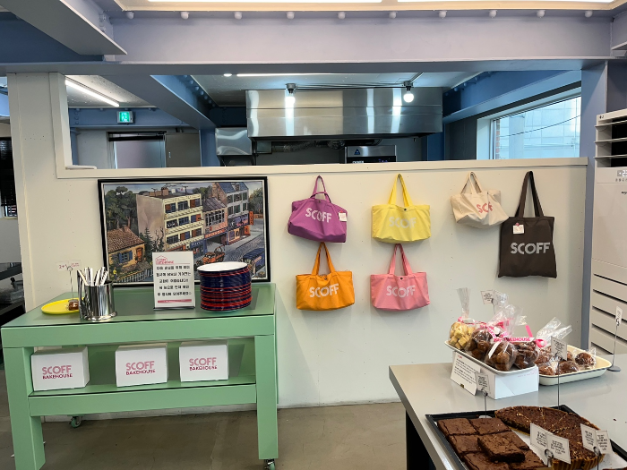 1층 굿즈&amp;#44; 베이커리 모습