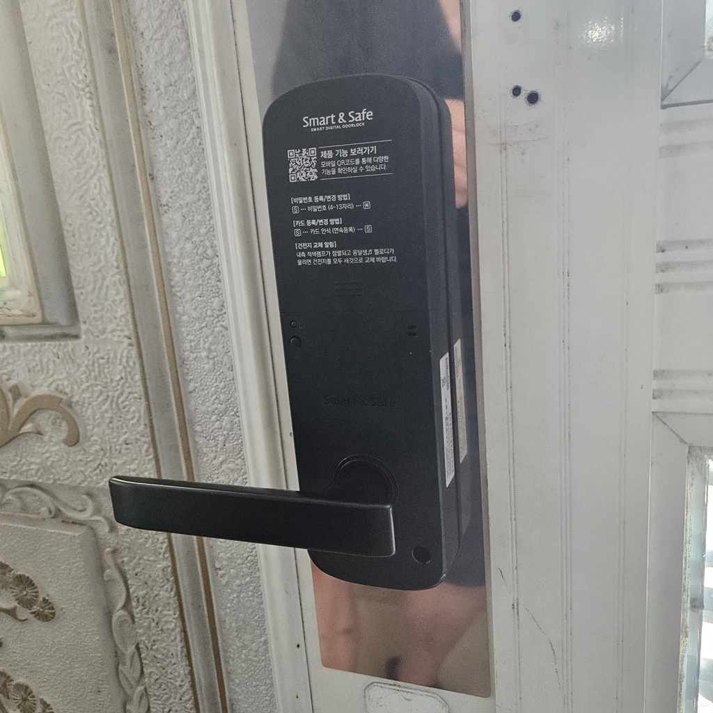 김해 대동 초정리 주택 현관 유럽형 아트도어 패션문 손잡이 일체형 무 타공 주키 전자 번호 도어락 디지털 자동 오토락 설치