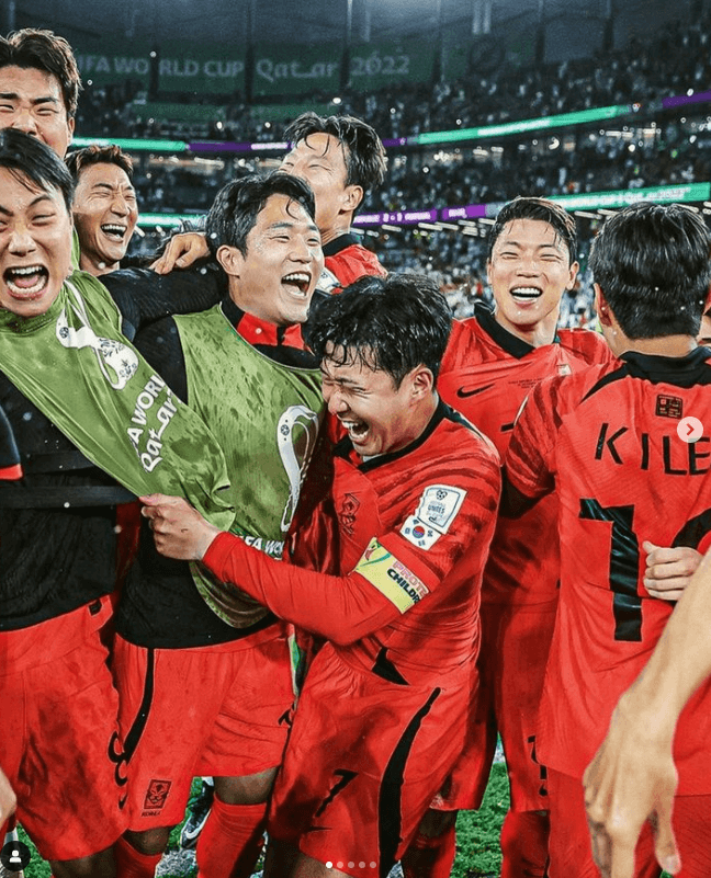 대한민국-월드컵-대표팀-16강진출-후-기뻐하는-사진