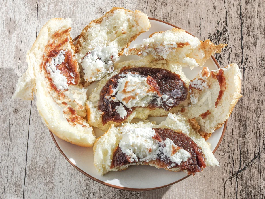 빵 부분을 전부 뜯어서 안쪽의 내용물을 확인 중