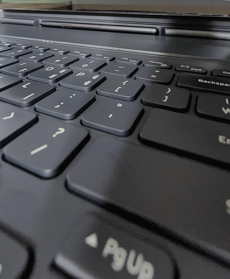 갤럭시탭S7+_북커버키보드_장착_14