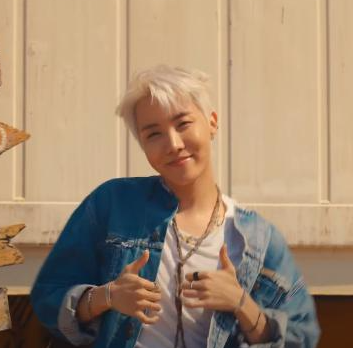 방탄소년단 제이홉이 즐겁다라는 수화를 하고 있는 모습