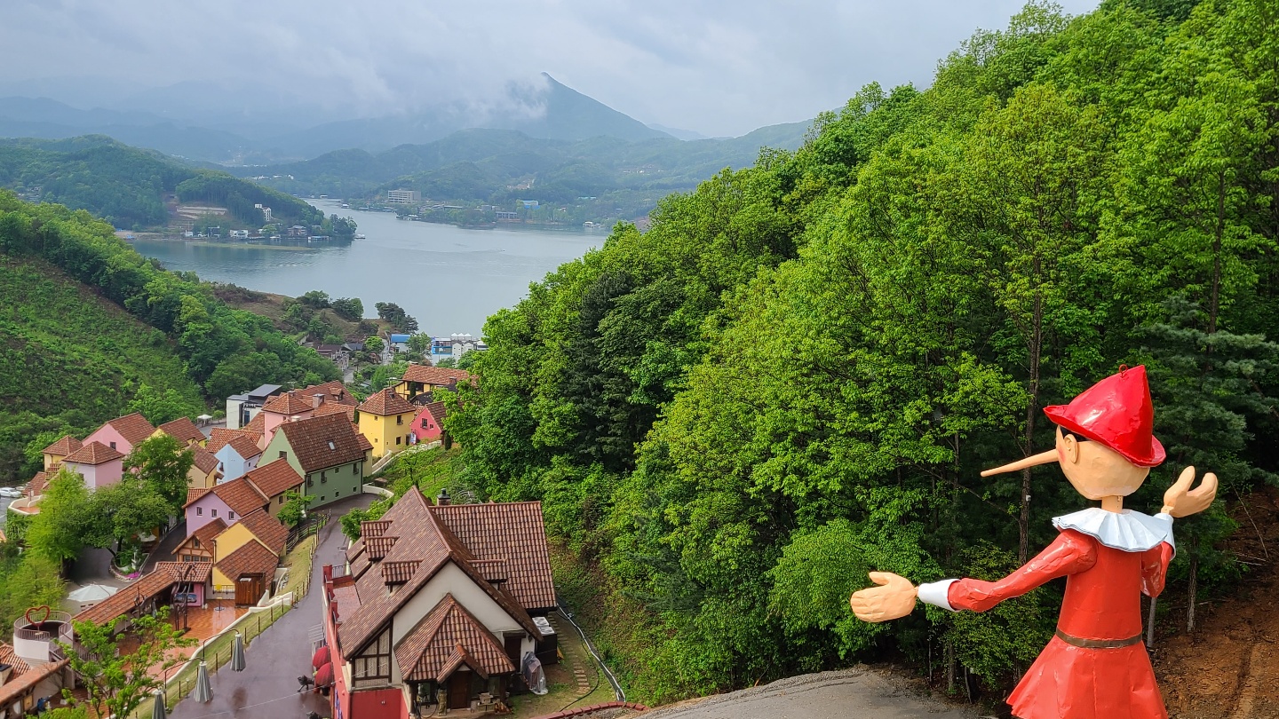 피노키오 동상과 이탈리아 마을 모습