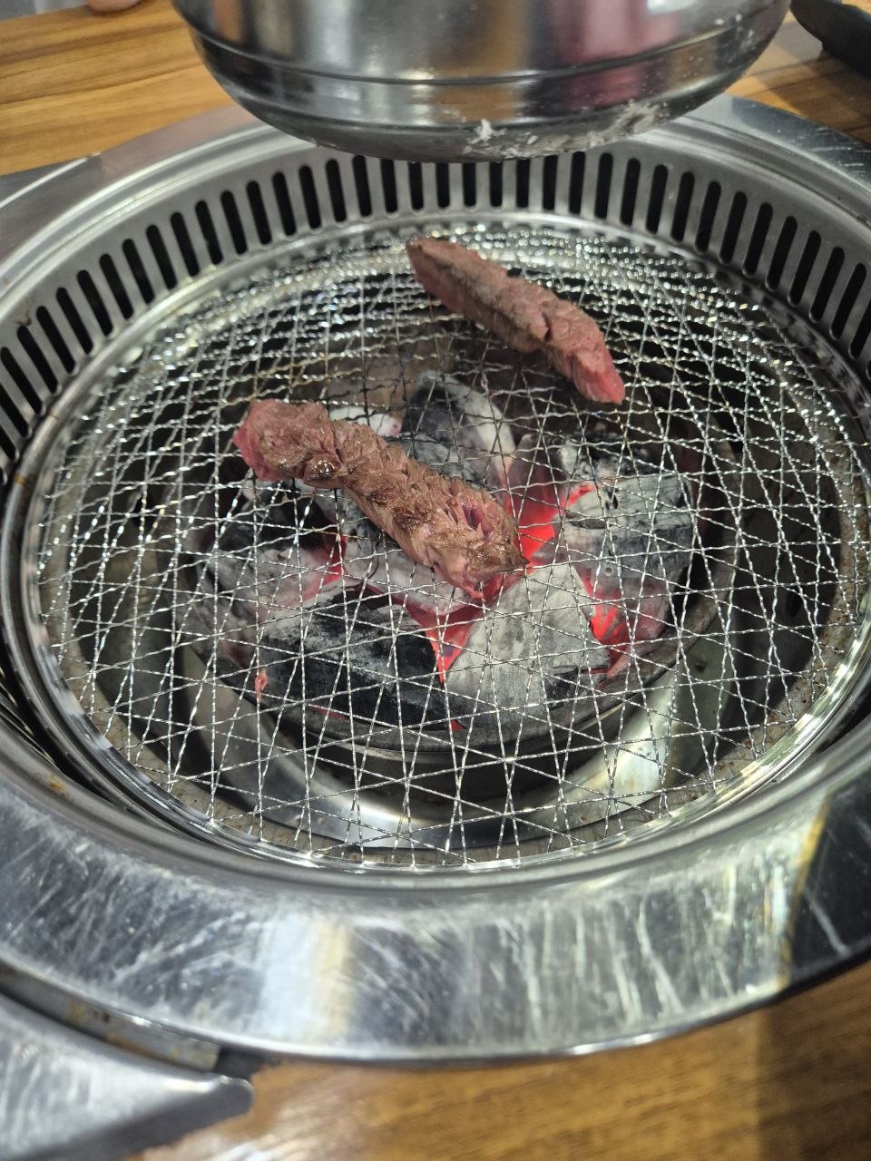 불판 위에서 노릇노릇 맛있게 익어가는 한우 구이 한남동한우