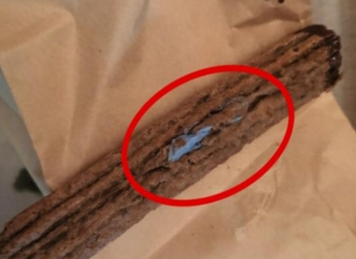 한 유명 외식 체인에서 판매한 추로스 속에서 파란색 이물질이 발견