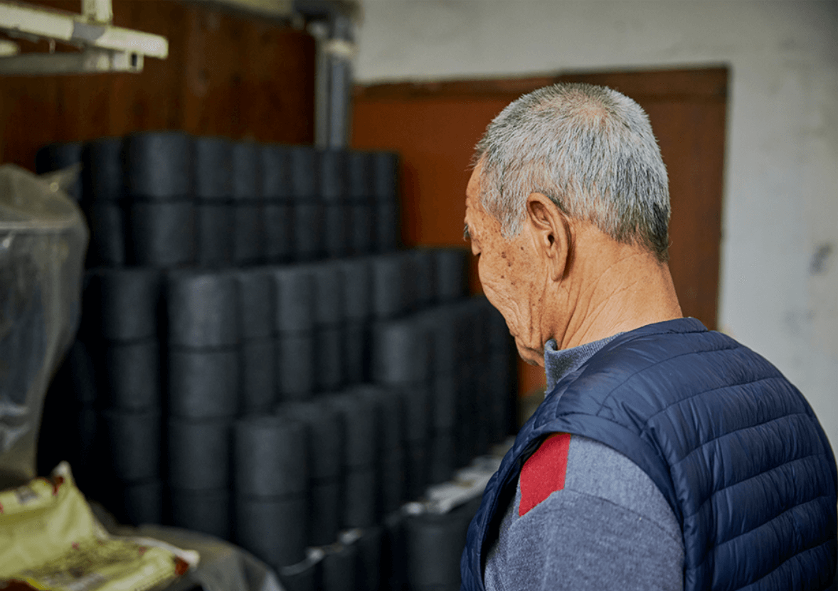 연탄을 바라보는 할어버지