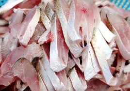 햇전어를 뼈채 썬 전어를 회로 맛나게 먹는다