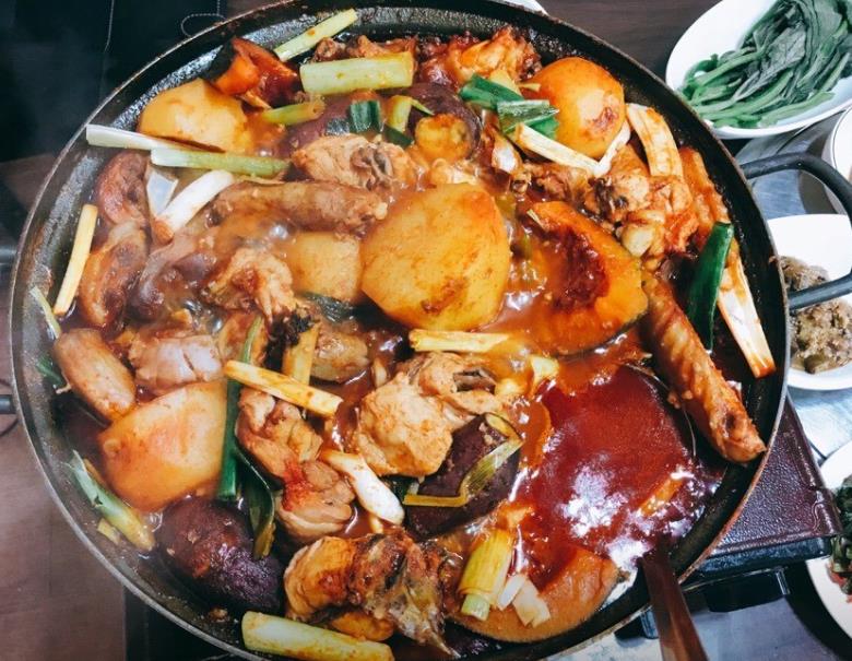 푸짐하게 나온 6시내고향 권선종합시장 닭볶음탕