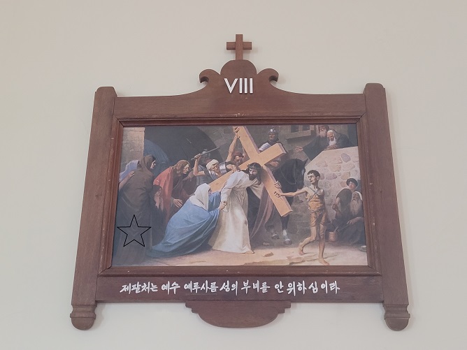 동해 묵호성당 성전 안 십자가의 길 작품 사진