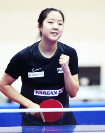 탁구 신유빈 선수의 모습