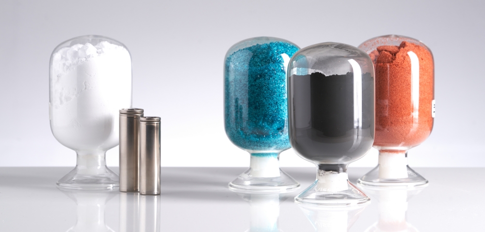 양극재 원료와 배터리 사진 (왼쪽부터 리튬, 원통형 배터리, 니켈, 양극재, 코발트)