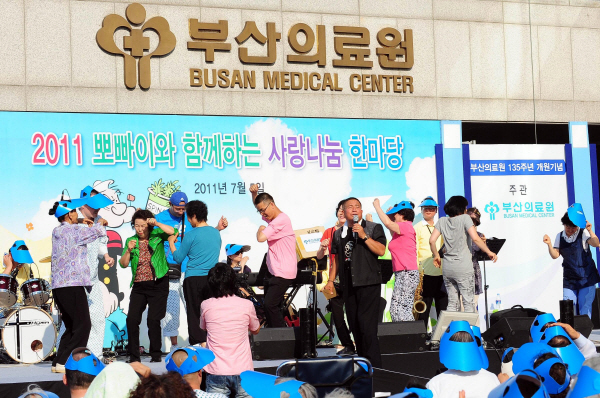 뽀빠이 이상용 근육 포즈