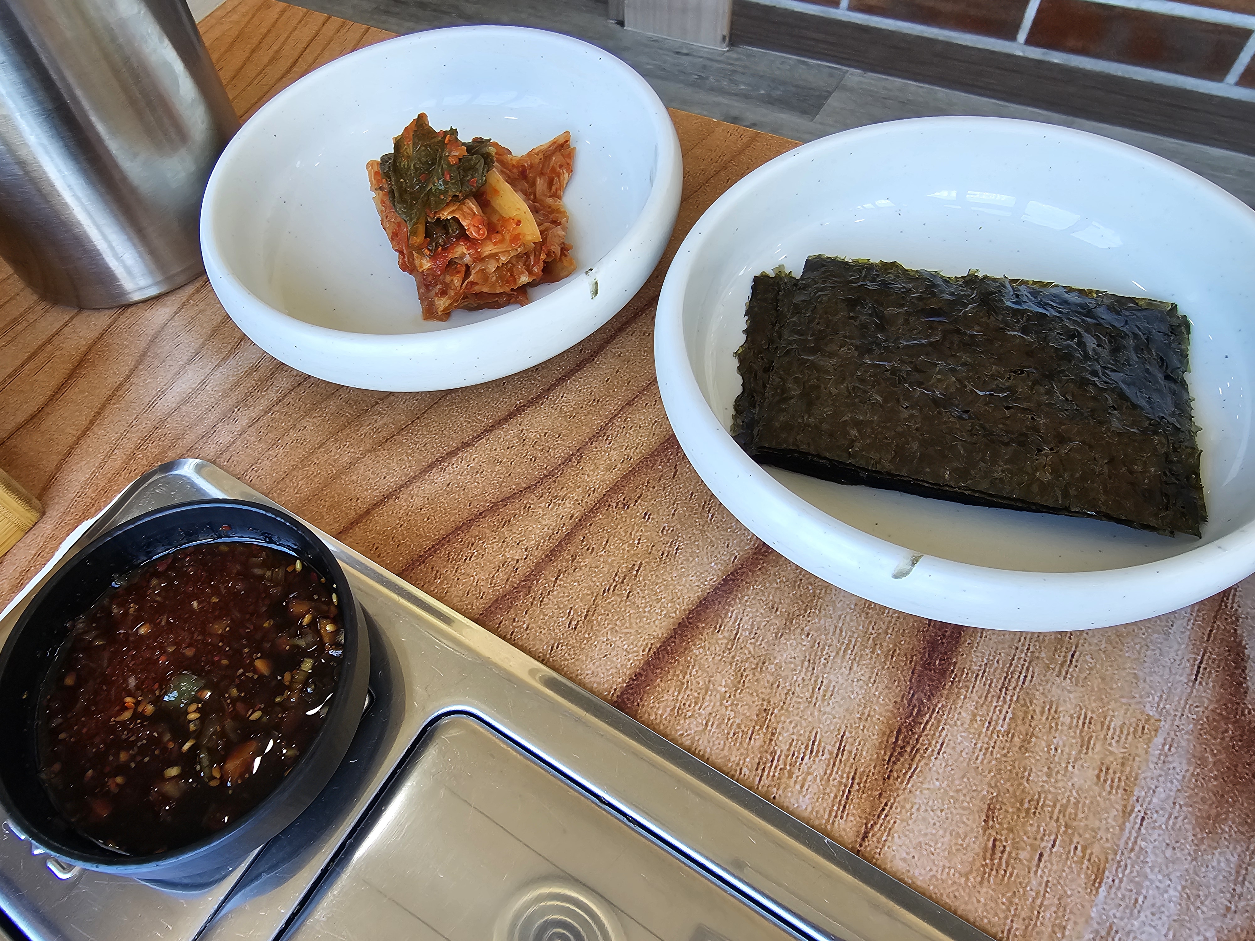 진주 맛찬들 서비스로 나온 김치와 조미김 한 접시