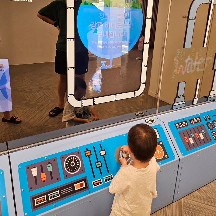 응가가 어떻게 정화되어 강물로 흘러들어갈까 설명해주는 코너