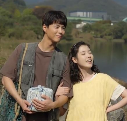 임신한 아이유와 함께걷는 장면