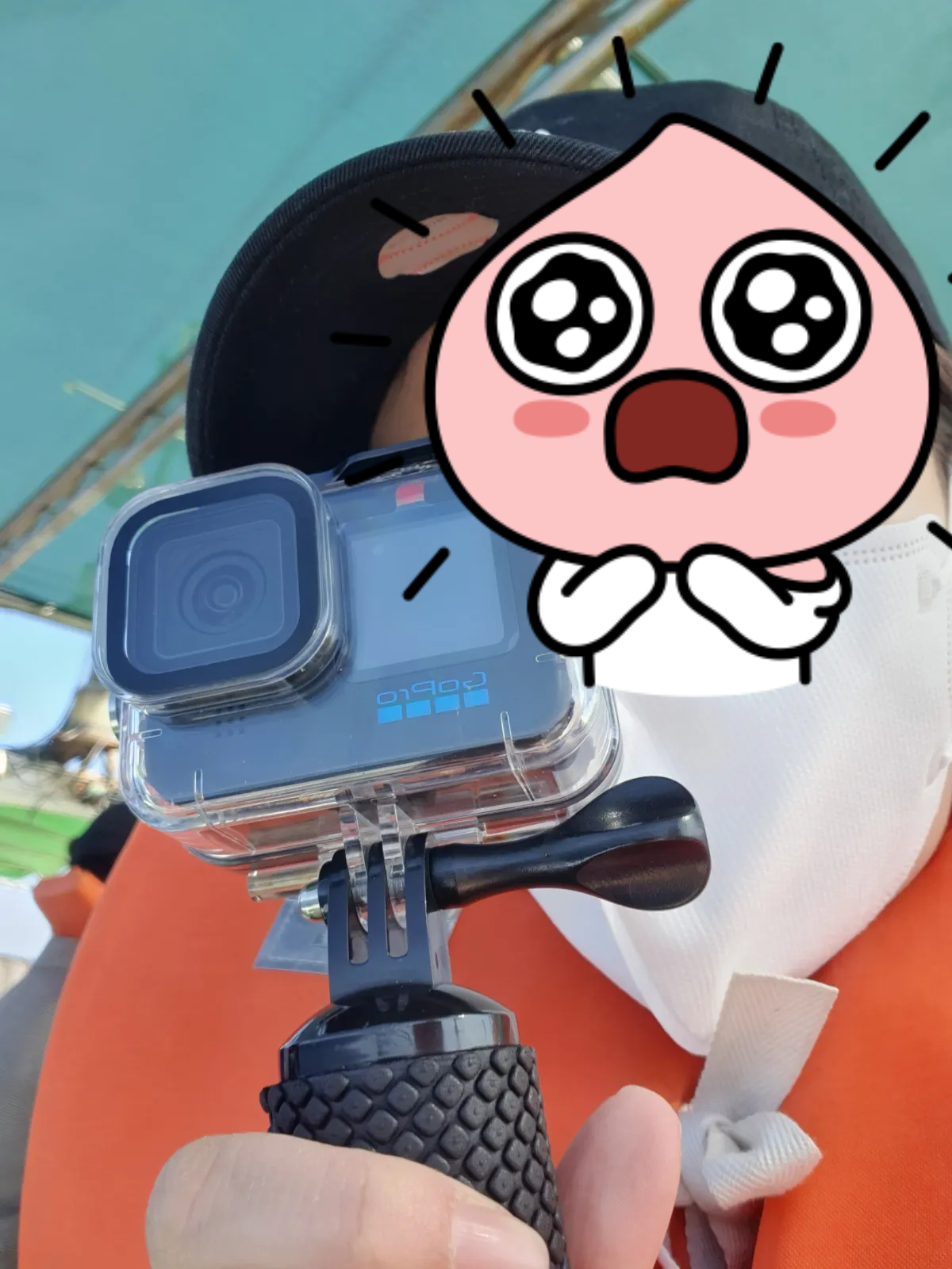 고프로-카메라를-들고있는-사람