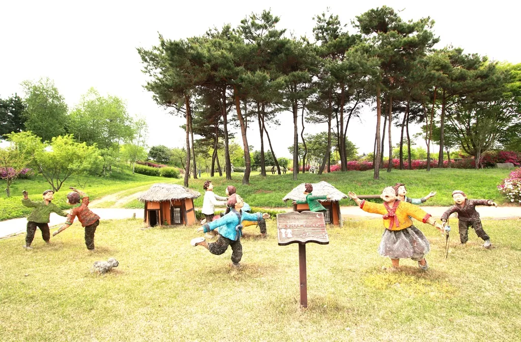 금은모래강변공원 내 갑돌이와 갑순이 테마파크 사진.