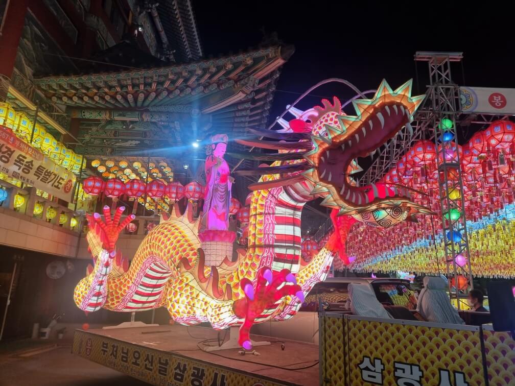 사찰 왼쪽 입구에 있는 커다란 움직이는 용