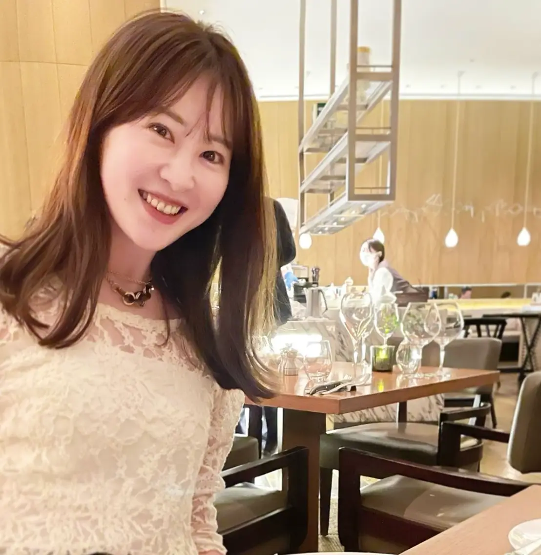 한일-식당안 흰색 블라우스를 입고 미소짓고 있는 나츠코