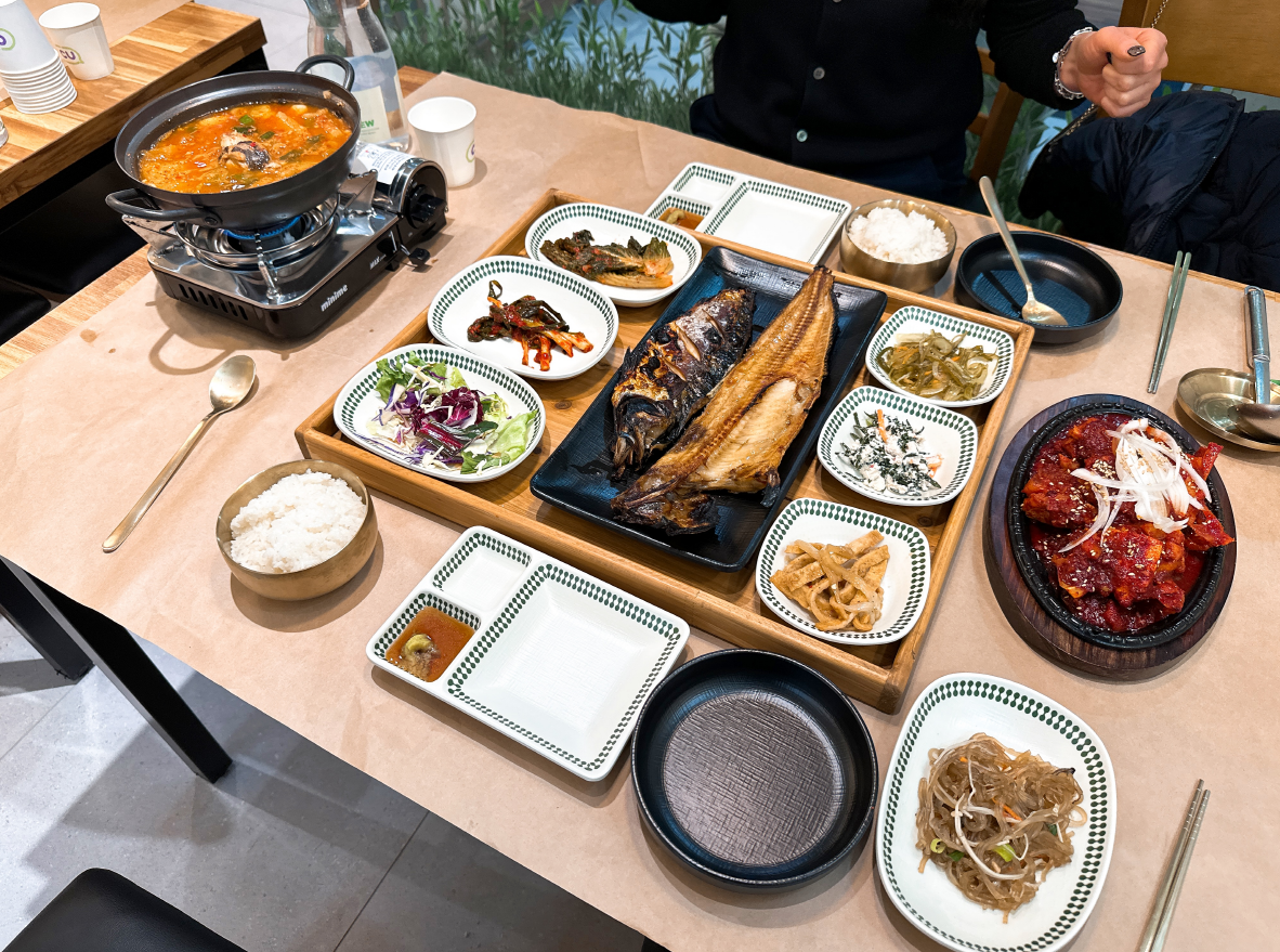 부산 중앙동 맛집 탐방: 화덕을 만난 고등어에서 즐기는 생선구이