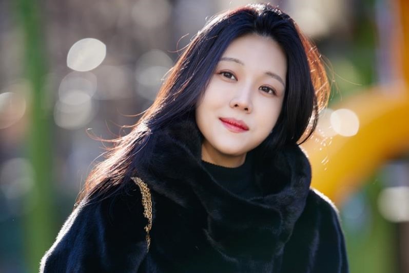 역사광(인물의 뒤쪽 어깨와 머리 쪽으로 떨어지는 빛)