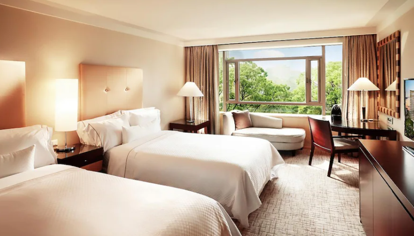 웨스틴조선 서울 디럭스 룸 7~8월 259,000원 이그제큐티브 디럭스 294,000원 (+ 성인 3인까지 무료투숙) 할인코드 포함