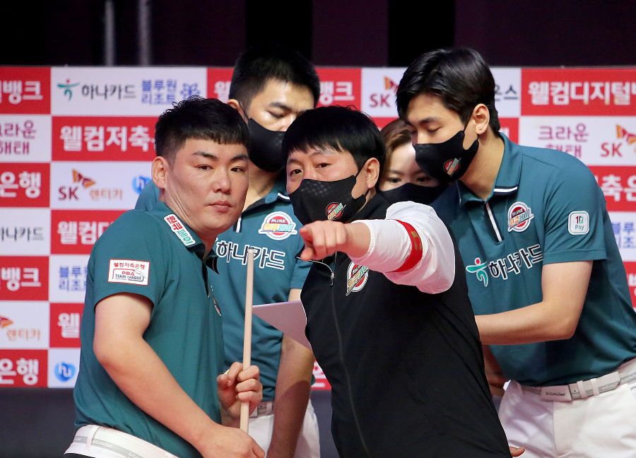 PBA투어 김병호 당구선수(가운데)