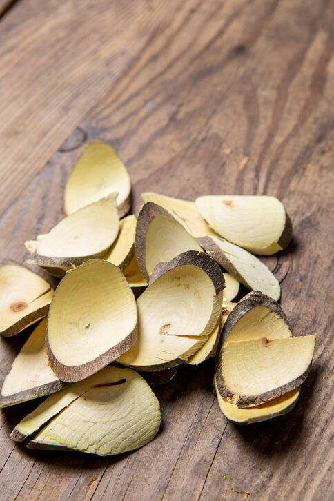 헛개나무를 얇게 썰어 놓은 사진