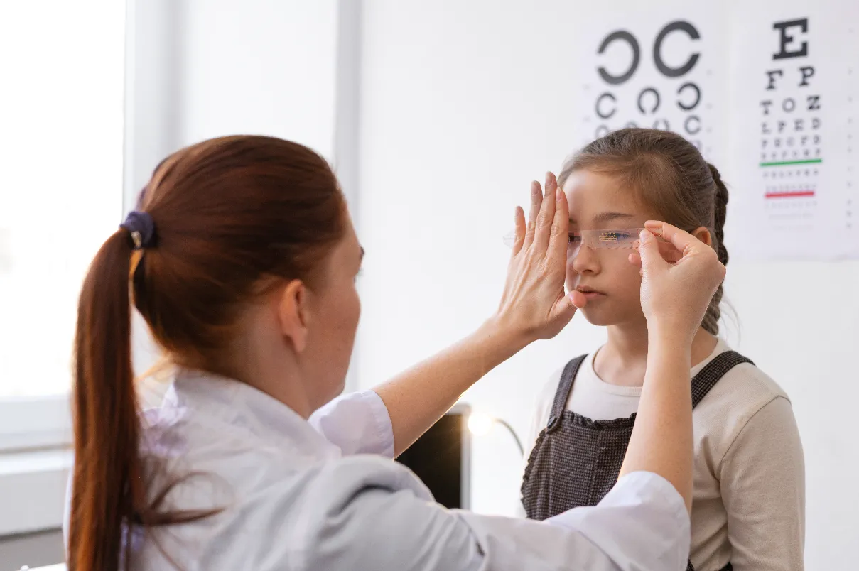 <a href="https://kr.freepik.com/free-photo/doctor-testing-patient-eyesight_21540397.htm#fromView=search&amp;page=1&amp;position=24&amp;uuid=f18d3b79-68f7-446c-8d66-c8e654e0ee89">출처 freepik</a>