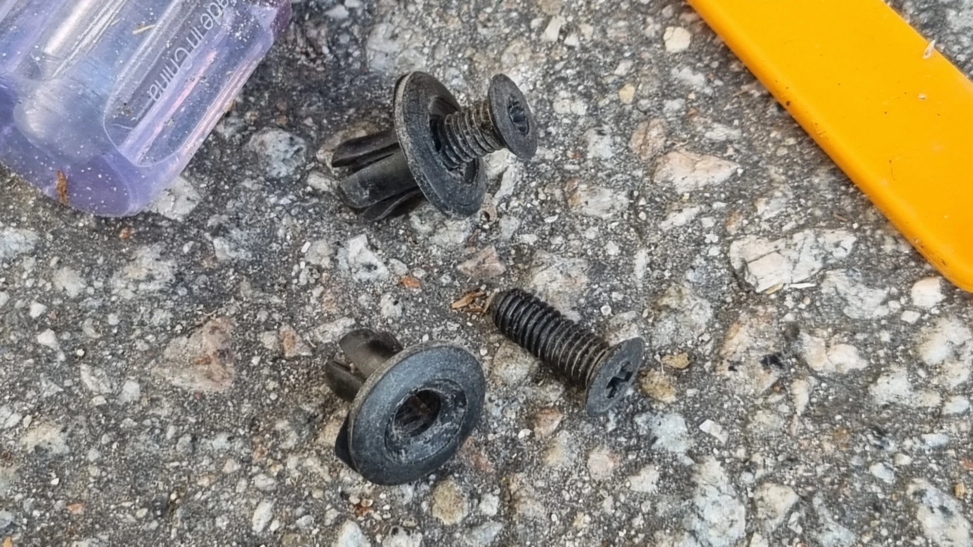 휠하우스 고정 부품