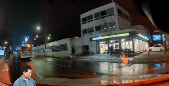 지난 2월 전북 전주시 전주역 인근 왕복 6차선 도로에서 신호를 받고 유턴하는 택시와 건너편에서 우회전으로 진입하던 차량 간에 충돌사고가 발생했다. 영상은 유튜브 채널 '한문철TV'에 제보된 당시 택시 블랙박스 화면. [영상=한문철TV]