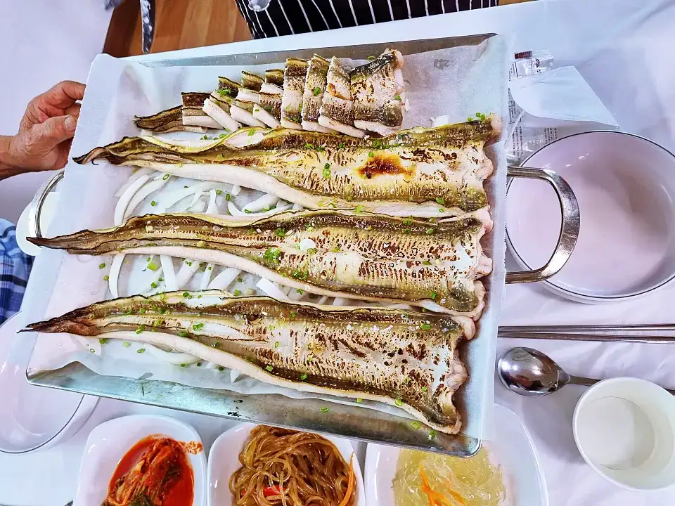 식객 허영만 백반기행 180회 반효정 편 삼색 장어구이 바다장어 아나고 붕장어 양념 간장 소금 구이 보령 맛집 소개