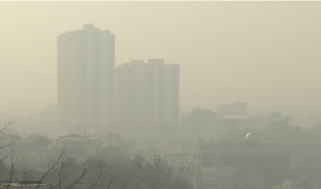 미세먼지로 가린 건물 사진