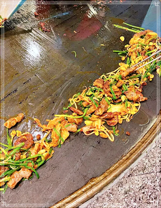생방송투데이 고양 일산 동구 대형 철판 흑돼지 삼겹살, 묵은지 구이 맛집
