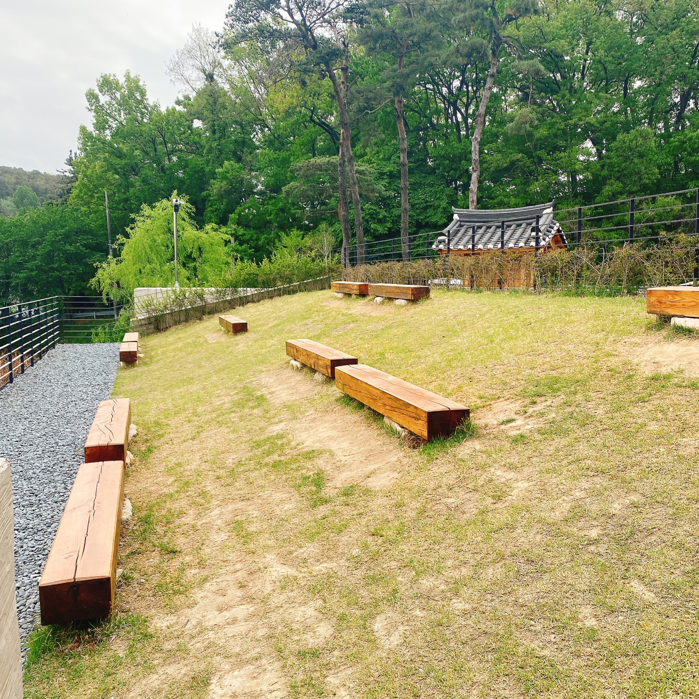 충북 청주 부모산 주봉마을 주봉저수지 한옥 북카페 인문아카이브양림 후마니타스