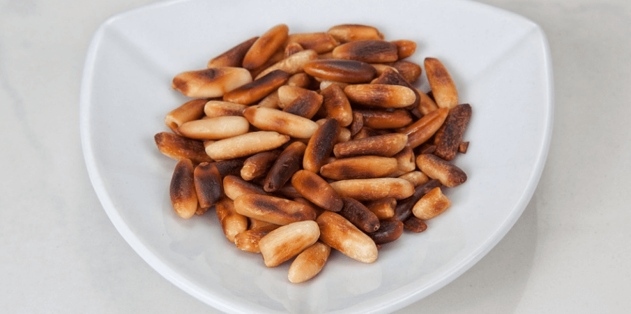 구운 잣이 그릇에 담겨 있다