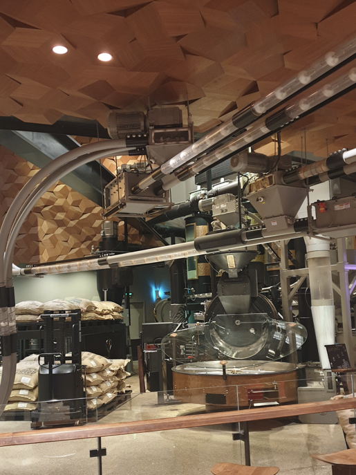 로스터기와 빈이 움직이는 통로가 설치되어 있는 로스터실