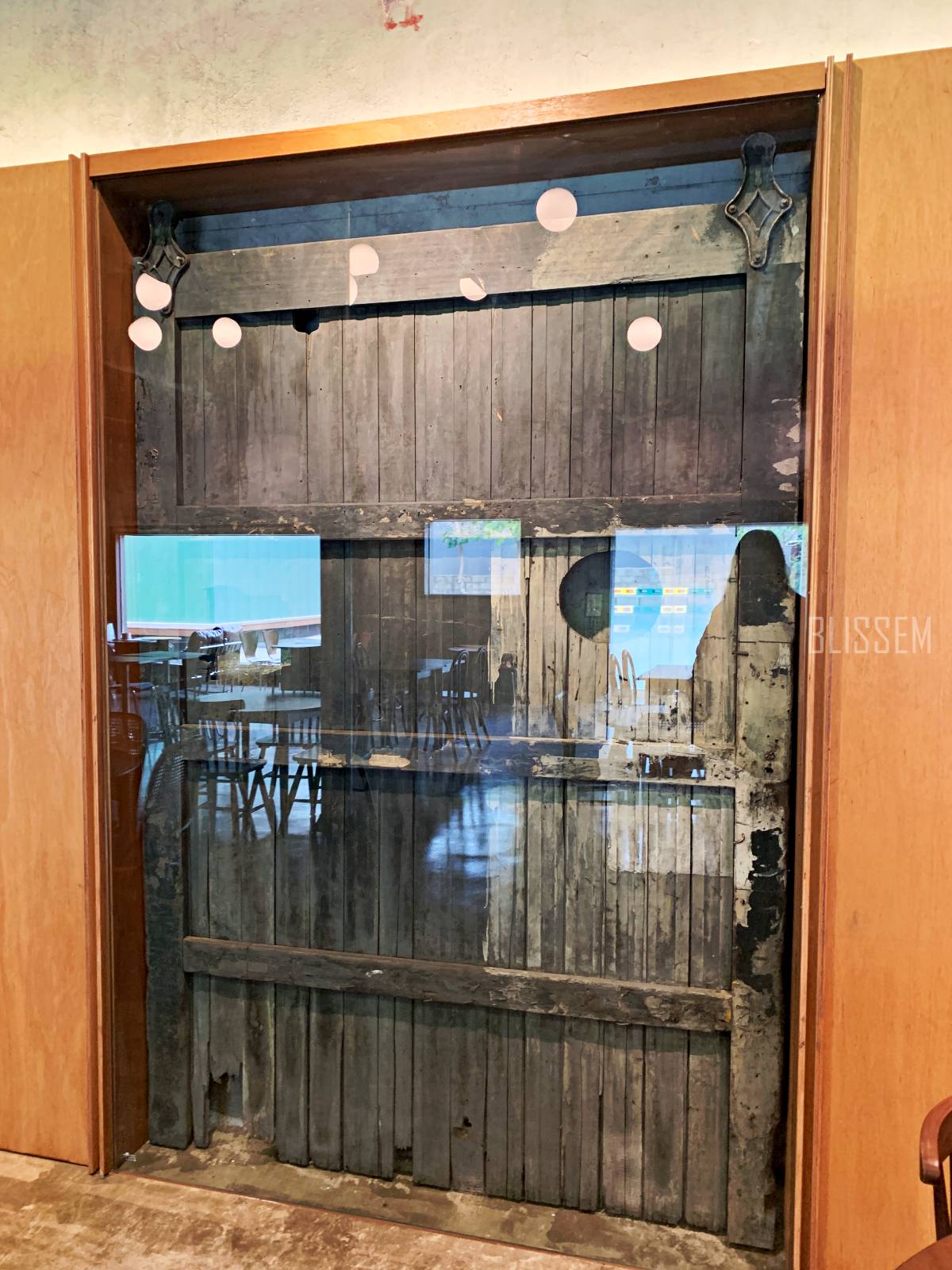 용산대형카페-용산카페추천-용산조용한카페-책읽기좋은카페-예쁜카페-벽돌집-서까래