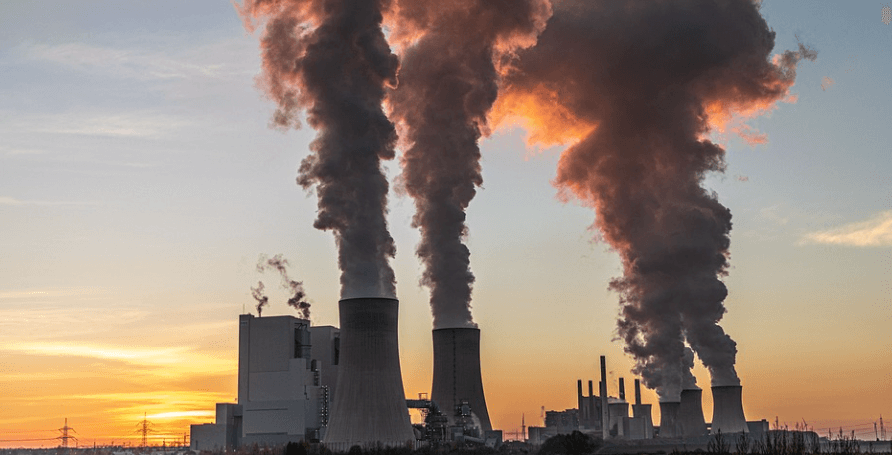 화력 발전소 굴뚝에서 많은 연기가 발생하고 있다