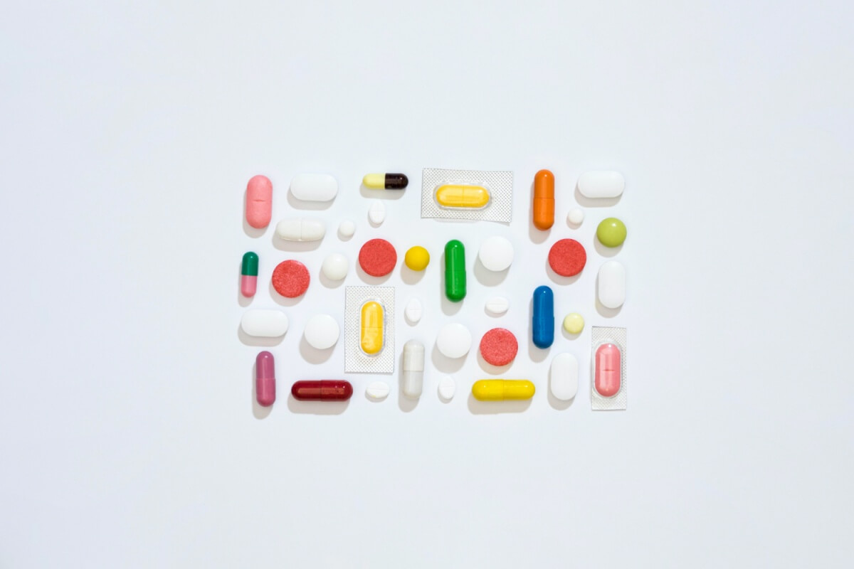 다양한-크기의-영양제-알약들