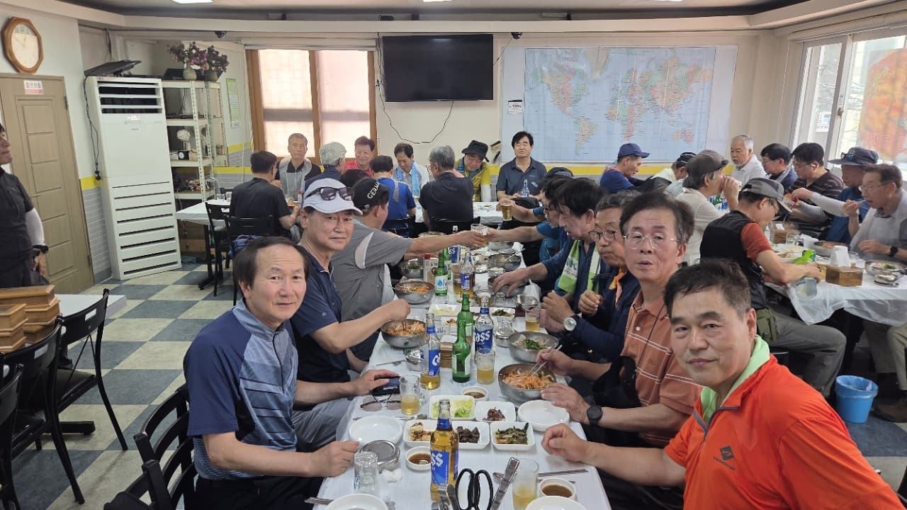 함께 산을 오른 사람들과 둘러앉아 보내는 시간에서 오는 마음의 회복