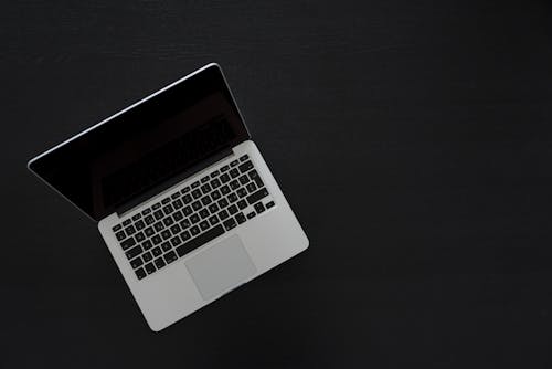 웹페이지가 열린 노트북과 태블릿 펜이 놓인 작업 책상