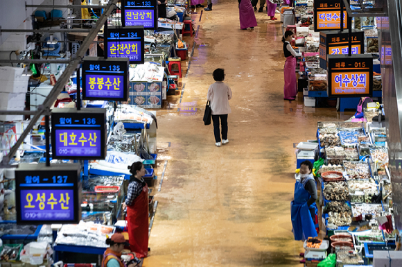 13일 서울 동작구 노량진수산시장이 한산한 모습을 보이고 있다. [사진=뉴시스]