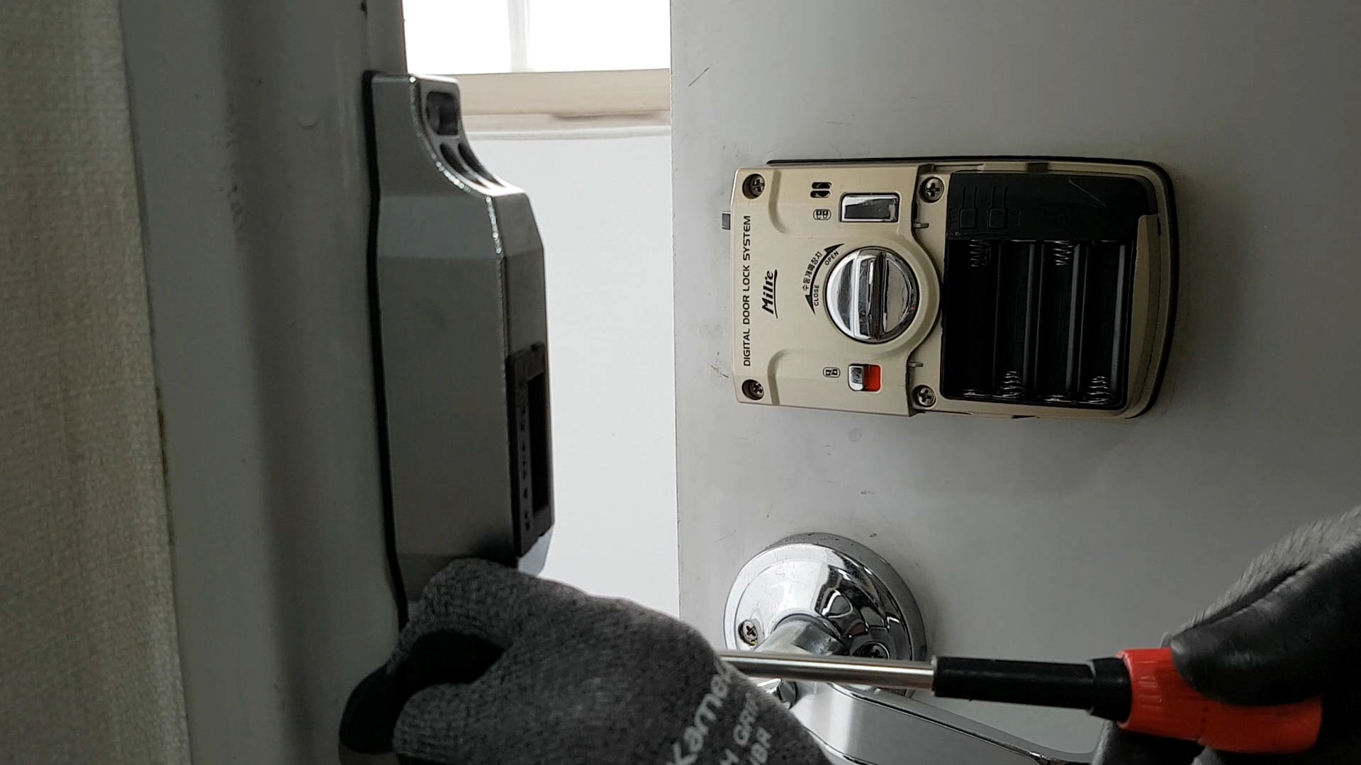 도어록 문틀 부품 고정 모습