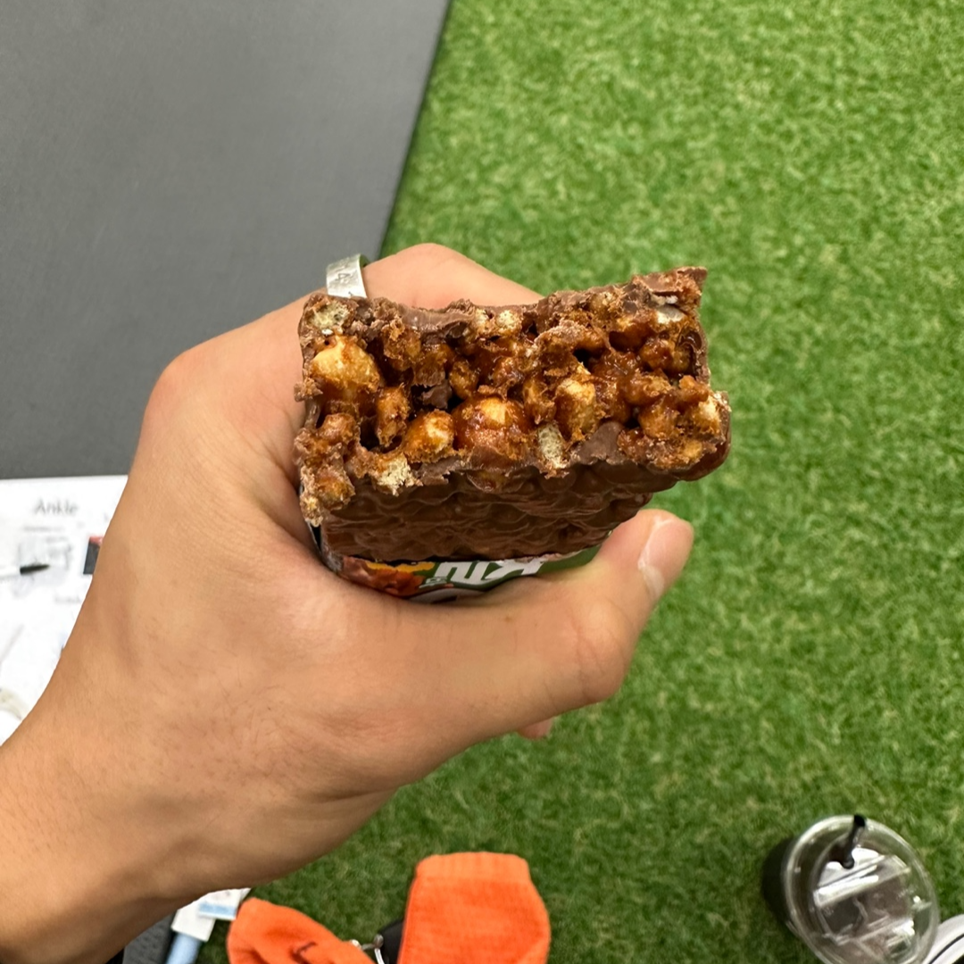 한입 베어문 단백질바 사진